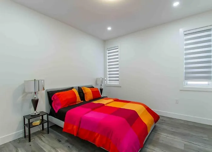 Brand New, Cheerful, Exquisite 4 Bedroom House, Fast Wifi, Free Parking