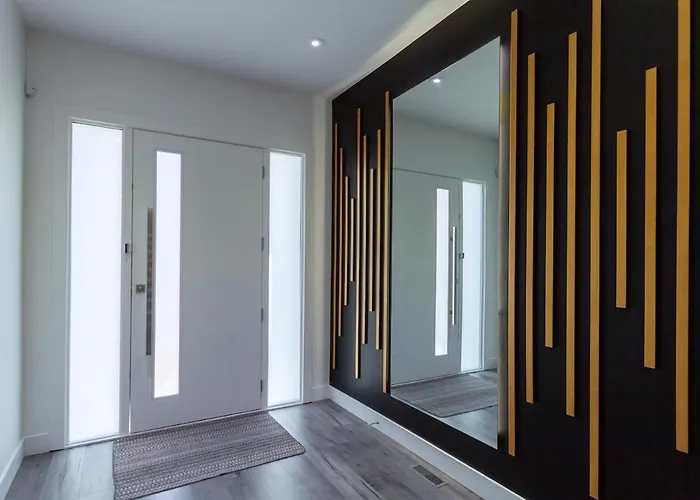 Brand New, Cheerful, Exquisite 4 Bedroom House, Fast Wifi, Free Parking