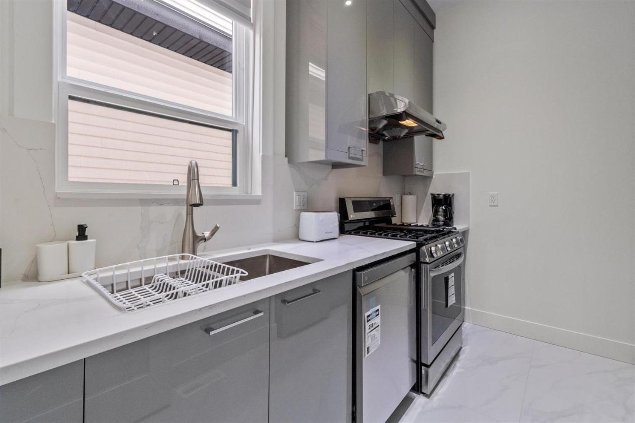 Brand New, Cheerful, Exquisite 4 Bedroom House, Fast Wifi, Free Parking Holiday home *