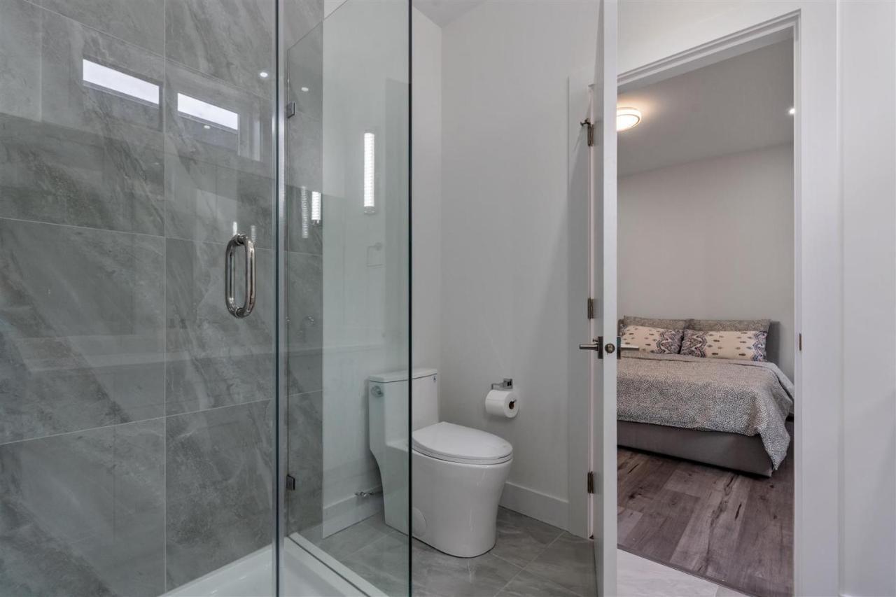 Brand New, Cheerful, Exquisite 4 Bedroom House, Fast Wifi, Free Parking