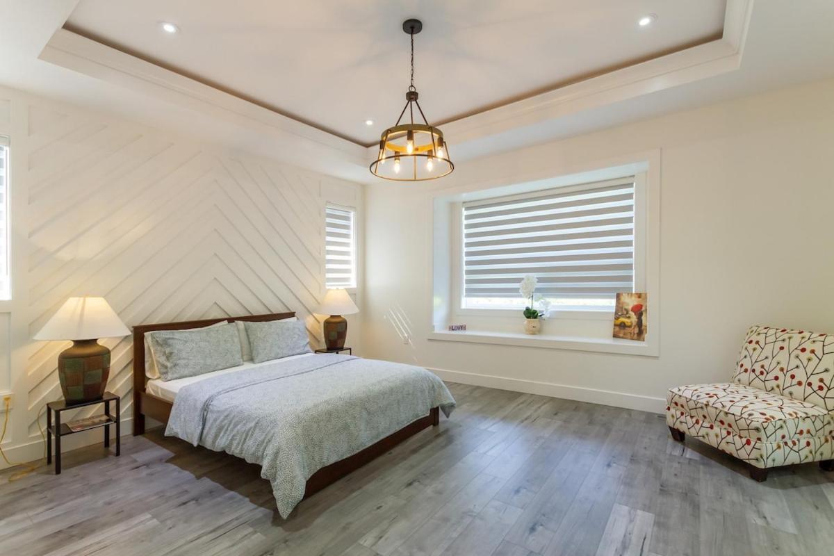 Brand New, Cheerful, Exquisite 4 Bedroom House, Fast Wifi, Free Parking Holiday home