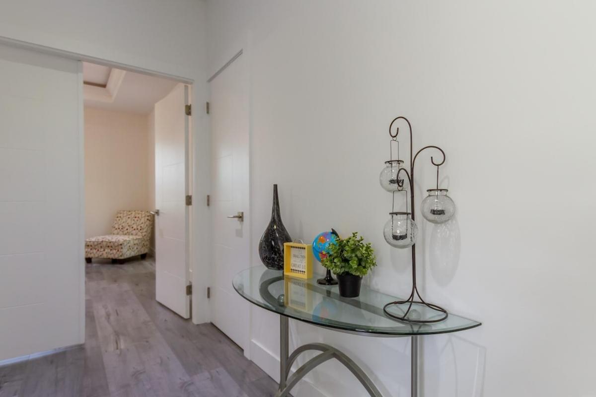 Brand New, Cheerful, Exquisite 4 Bedroom House, Fast Wifi, Free Parking Holiday home *