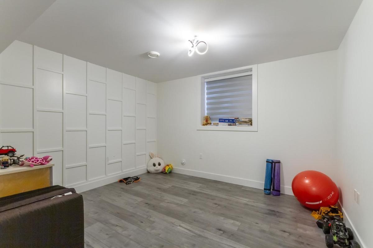 Brand New, Cheerful, Exquisite 4 Bedroom House, Fast Wifi, Free Parking Holiday home *